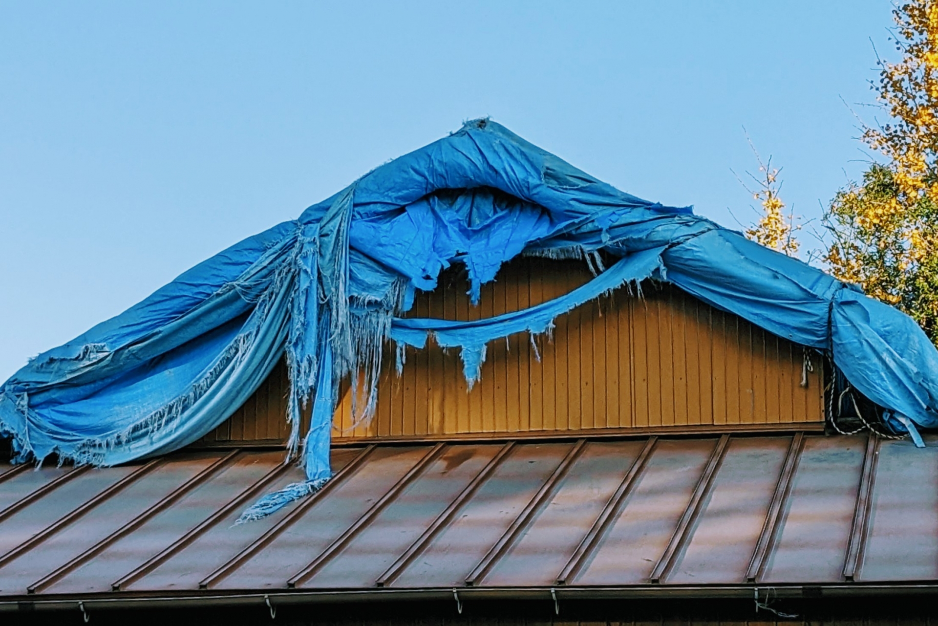 屋根工事の耐用年数は何年？依頼の際に注意すべきことは？